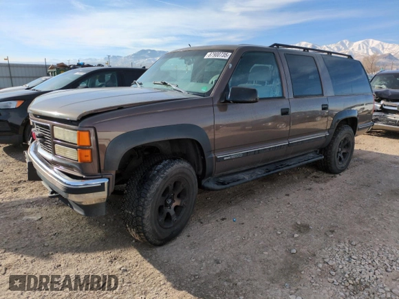 1998 GMC Suburban z VIN 3GKFK16R4WG507685, wystawiony jako Copart lot #87900735 z przebiegiem 183 033 mil mil oraz Szkoda całkowita • Salvage title. Historia ofert i sprzedaży dostępna na DreamBid. Obrazek 1.
