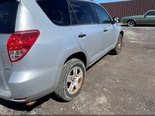 2006 Toyota RAV4 with VIN JTMBD33V165036541, listed as a IAAI auction lot 41918053 with 137,865 mi miles. Bid and sale history available at carsss.com. Image 4.