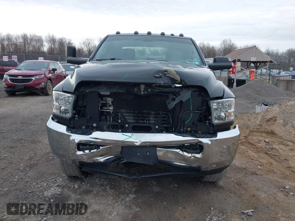 2018 Ram 2500 Tradesman z VIN 3C6UR5HJ9JG189592, wystawiony jako IAAI lot #41919085 z przebiegiem 57 154 mil mil oraz . Historia ofert i sprzedaży dostępna na DreamBid. Obrazek 13.