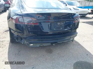 2017 Tesla Model S 100D z VIN 5YJSA1E45HF198921, wystawiony jako IAAI lot #42378026 z przebiegiem 104 967 mil mil oraz . Historia ofert i sprzedaży dostępna na DreamBid. Obrazek 6.
