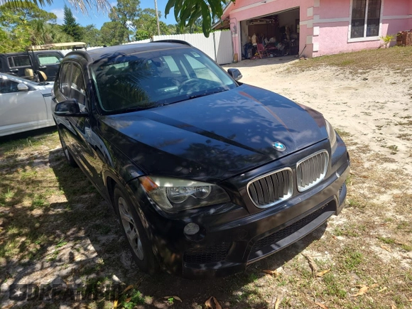 2014 BMW X1 sDrive28i z VIN WBAVM1C58EVW47891, wystawiony jako Copart lot #54916005 z przebiegiem 120 000 mil mil oraz Czysty tytuł • Clean title. Historia ofert i sprzedaży dostępna na DreamBid. Obrazek 1.