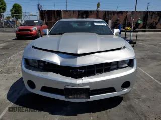 2013 Chevrolet Camaro LS z VIN 2G1FA1E36D9160856, wystawiony jako Copart lot #58444415 z przebiegiem 152 328 mil mil oraz Czysty tytuł • Clean title. Historia ofert i sprzedaży dostępna na DreamBid. Obrazek 5.