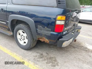 2005 Chevrolet Suburban LT z VIN 3GNFK16Z35G230772, wystawiony jako IAAI lot #42542995 z przebiegiem 178 951 mil mil oraz . Historia ofert i sprzedaży dostępna na DreamBid. Obrazek 12.