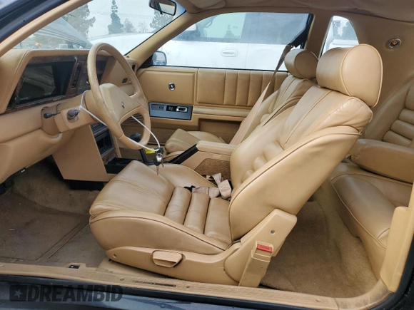 1987 Chrysler LeBaron z VIN 1C3CJ51E1HG137845, wystawiony jako Copart lot #86610254 z przebiegiem Nie podano mil oraz Czysty tytuł • Clean title. Historia ofert i sprzedaży dostępna na DreamBid. Obrazek 7.