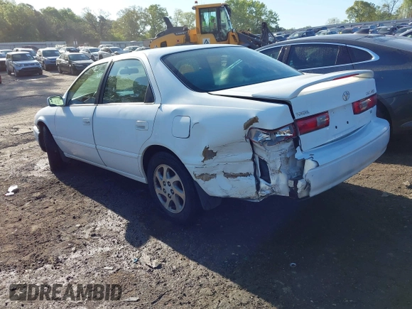 1999 Toyota Camry LE z VIN 4T1BF28K5XU930080, wystawiony jako IAAI lot #41986577 z przebiegiem 145 224 mil mil oraz . Historia ofert i sprzedaży dostępna na DreamBid. Obrazek 3.
