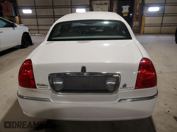 2007 Lincoln Town Car Signature с VIN 1LNHM81V97Y631594, выставлен на аукционе Copart как лот 54314315 с пробегом 293 930 миль миль и Списание • Salvage title. История ставок и продаж доступна на DreamBid. Изображение 6.