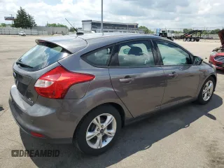 2014 Ford Focus SE z VIN 1FADP3K24EL160780, wystawiony jako Copart lot #57642995 z przebiegiem 121 462 mil mil oraz Szkoda całkowita • Salvage title. Historia ofert i sprzedaży dostępna na DreamBid. Obrazek 3.