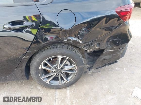2024 Kia Forte LXS z VIN 3KPF24AD5RE840129, wystawiony jako IAAI lot #41824131 z przebiegiem 4 705 mil mil oraz . Historia ofert i sprzedaży dostępna na DreamBid. Obrazek 6.
