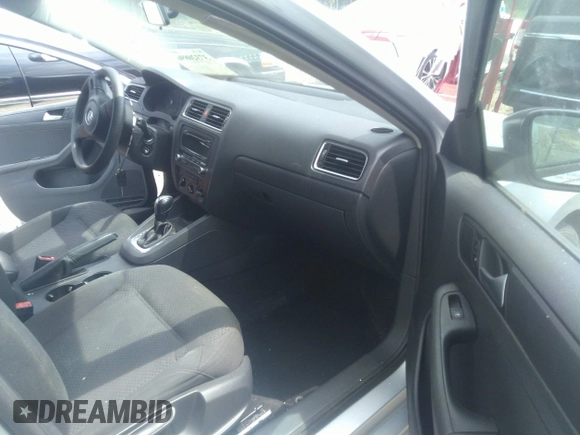 2014 Volkswagen Jetta S z VIN 3VW2K7AJXEM355536, wystawiony jako IAAI lot #37320896 z przebiegiem 129 450 mil mil oraz . Historia ofert i sprzedaży dostępna na DreamBid. Obrazek 5.