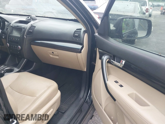 2013 Kia Sorento EX z VIN 5XYKU4A6XDG330770, wystawiony jako IAAI lot #42226062 z przebiegiem 184 705 mil mil oraz . Historia ofert i sprzedaży dostępna na DreamBid. Obrazek 5.