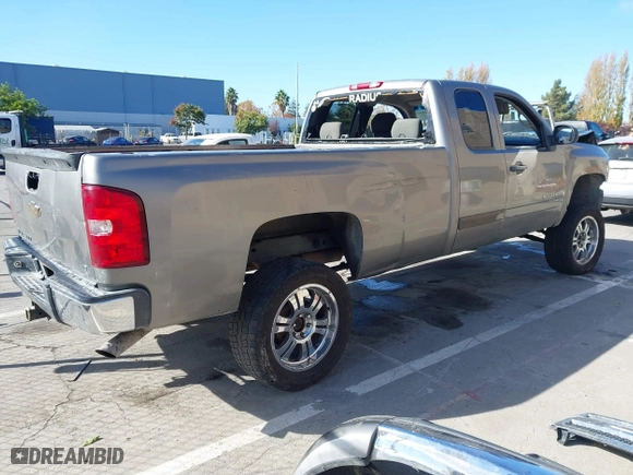 2007 Chevrolet Silverado 1500 LT w/1LT with VIN 1GCEC19J07E580345, listed as a IAAI auction lot 40884974 with 277,971 mi miles. Bid and sale history available at carsss.com. Image 4.