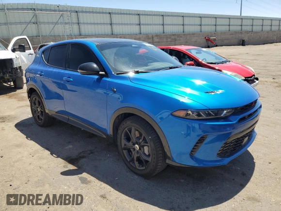 2024 Dodge Hornet R/T Plus z VIN ZACPDFDW2R3A25095, wystawiony jako Copart lot #54047445 z przebiegiem 5 090 mil mil oraz Szkoda całkowita • Salvage title. Historia ofert i sprzedaży dostępna na DreamBid. Obrazek 4.