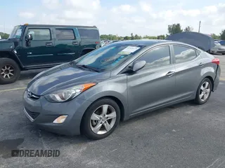 2013 Hyundai Elantra GLS z VIN 5NPDH4AE8DH253510, wystawiony jako IAAI lot #41625675 z przebiegiem 122 914 mil mil oraz . Historia ofert i sprzedaży dostępna na DreamBid. Obrazek 2.