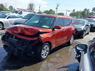 2020 Kia Soul LX with VIN KNDJ23AU4L7113673, listed as a IAAI auction lot 41847880 with 83,976 mi miles. Bid and sale history available at carsss.com. Image 2.