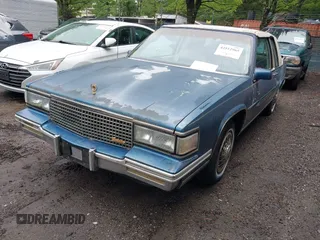 1988 Cadillac DeVille z VIN 1G6CD1158J4265540, wystawiony jako IAAI lot #42512965 z przebiegiem 50 895 mil mil oraz . Historia ofert i sprzedaży dostępna na DreamBid. Obrazek 2.