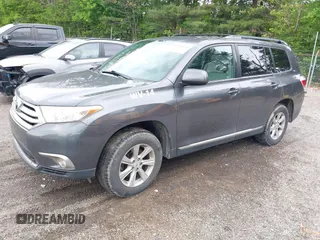 2011 Toyota Highlander z VIN 5TDBK3EH3BS085242, wystawiony jako IAAI lot #42325191 z przebiegiem 200 001 mil mil oraz . Historia ofert i sprzedaży dostępna na DreamBid. Obrazek 2.