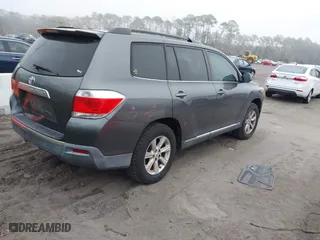 2011 Toyota Highlander with VIN 5TDZK3EH1BS024082, listed as a IAAI auction lot 41558934 with 220,549 mi miles. Bid and sale history available at carsss.com. Image 4.