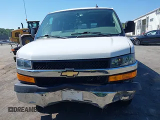 2018 Chevrolet Express Passenger LT z VIN 1GAZGPFG2J1332171, wystawiony jako IAAI lot #39459519 z przebiegiem 71 541 mil mil oraz . Historia ofert i sprzedaży dostępna na DreamBid. Obrazek 12.