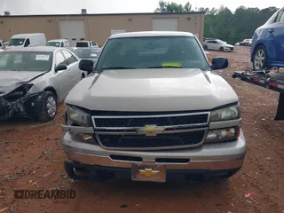 2006 Chevrolet Silverado 1500 LT1 z VIN 1GCEK19B96Z188726, wystawiony jako IAAI lot #42189031 z przebiegiem 40 019 mil mil oraz . Historia ofert i sprzedaży dostępna na DreamBid. Obrazek 12.