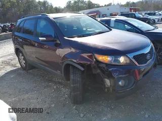 2012 Kia Sorento LX z VIN 5XYKTCA65CG273860, wystawiony jako IAAI lot #41722550 z przebiegiem 158 845 mil mil oraz . Historia ofert i sprzedaży dostępna na DreamBid. Obrazek 1.