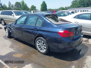2017 BMW 3 Series 320i z VIN WBA8E1G58HNU14926, wystawiony jako IAAI lot #42150462 z przebiegiem 143 655 mil mil oraz . Historia ofert i sprzedaży dostępna na DreamBid. Obrazek 3.