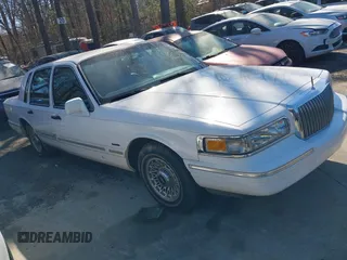 1997 Lincoln Town Car Executive z VIN 1LNLM81W1VY735254, wystawiony jako IAAI lot #41688518 z przebiegiem Nie podano mil oraz . Historia ofert i sprzedaży dostępna na DreamBid. Obrazek 1.