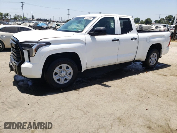 2022 Toyota Tundra SR z VIN 5TFKB5AA3NX013623, wystawiony jako Copart lot #56168634 z przebiegiem 3 038 mil mil oraz Szkoda całkowita • Salvage title. Historia ofert i sprzedaży dostępna na DreamBid. Obrazek 1.