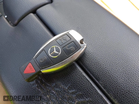 2010 Mercedes-Benz E 350 Luxury z VIN WDDHF8HB8AA105439, wystawiony jako IAAI lot #42092513 z przebiegiem 226 837 mil mil oraz . Historia ofert i sprzedaży dostępna na DreamBid. Obrazek 11.