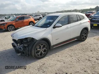 2018 BMW X1 sDrive28i z VIN WBXHU7C36J5H40278, wystawiony jako Copart lot #52642715 z przebiegiem 61 623 mil mil oraz Szkody całkowita. Historia ofert i sprzedaży dostępna na DreamBid. Obrazek 1.