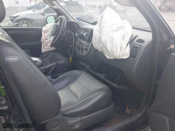 2004 Ford Escape XLT with VIN 1FMCU03114KB25567, listed as a IAAI auction lot 41559575 with 238,685 mi miles. Bid and sale history available at carsss.com. Image 5.