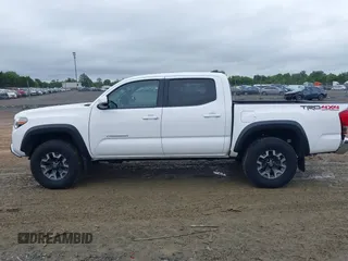 2017 Toyota Tacoma SR5 z VIN 5TFCZ5AN9HX115659, wystawiony jako IAAI lot #42375002 z przebiegiem 105 170 mil mil oraz . Historia ofert i sprzedaży dostępna na DreamBid. Obrazek 14.