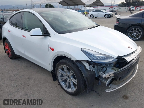 2021 Tesla Model Y Long Range with VIN 5YJYGDEE0MF209045, listed as a IAAI auction lot 41762738 with 24,721 mi miles. Bid and sale history available at carsss.com. Image 1.
