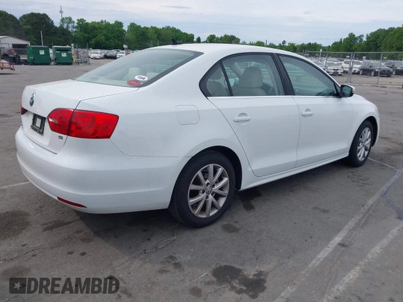 2014 Volkswagen Jetta Sedan SE w/Connectivity/Sunroof PZEV with VIN 3VWD17AJ5EM326425, listed as a IAAI auction lot 42066054 with 125,004 mi miles. Bid and sale history available at carsss.com. Image 4.