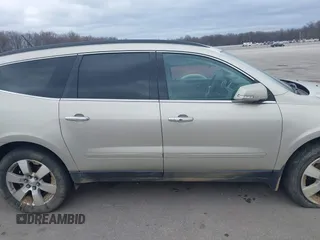 2015 Chevrolet Traverse LTZ z VIN 1GNKRJKD6FJ237851, wystawiony jako IAAI lot #41847524 z przebiegiem 84 809 mil mil oraz . Historia ofert i sprzedaży dostępna na DreamBid. Obrazek 13.
