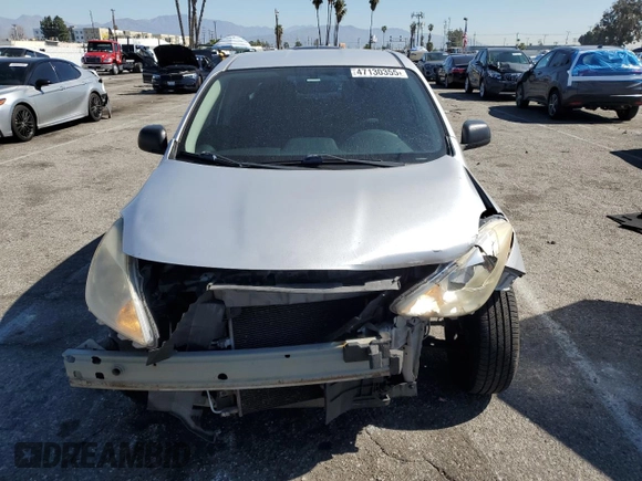 2013 Nissan Versa S Plus z VIN 3N1CN7AP2DL856494, wystawiony jako Copart lot #47130355 z przebiegiem 141 879 mil mil oraz Szkoda całkowita • Salvage title. Historia ofert i sprzedaży dostępna na DreamBid. Obrazek 5.