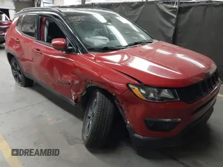 2021 Jeep Compass Altitude z VIN 3C4NJCBB4MT587363, wystawiony jako IAAI lot #42540626 z przebiegiem 85 683 mil mil oraz . Historia ofert i sprzedaży dostępna na DreamBid. Obrazek 1.