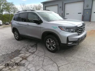 2023 Honda Passport TrailSport z VIN 5FNYF8H6XPB044222, wystawiony jako IAAI lot #42134331 z przebiegiem 19 026 mil mil oraz . Historia ofert i sprzedaży dostępna na DreamBid. Obrazek 1.