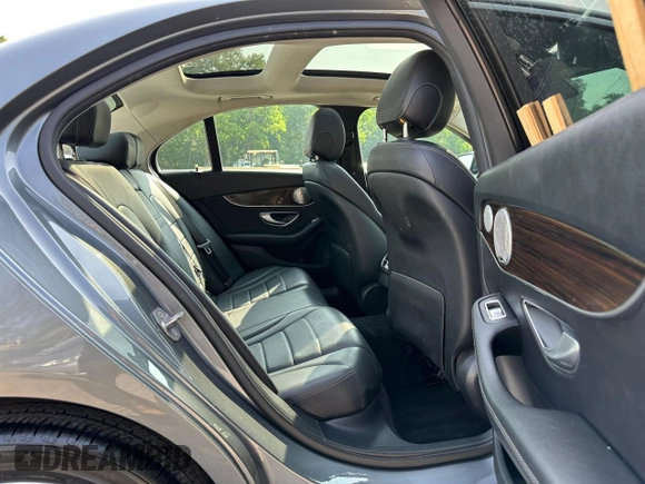 2017 Mercedes-Benz C 300 with VIN 55SWF4KB2HU217236, listed as a Copart auction lot 61000605 with 140,873 mi miles and Clean title. Bid and sale history available at DreamBid. Image 8.