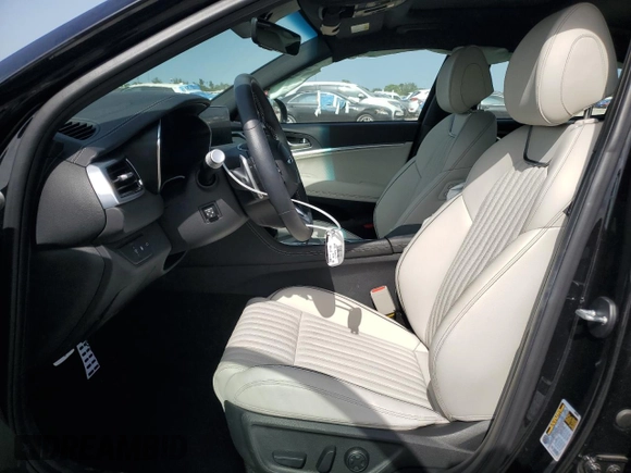 2025 Genesis G70 2.5T z VIN KMTG34SC7SU143836, wystawiony jako Copart lot #60212205 z przebiegiem 1 581 mil mil oraz Nie do naprawy • Non repairable. Historia ofert i sprzedaży dostępna na DreamBid. Obrazek 7.