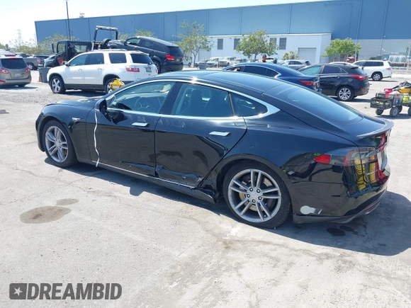 2013 Tesla Model S Performance z VIN 5YJSA1CP6DFP08779, wystawiony jako IAAI lot #42172960 z przebiegiem 136 450 mil mil oraz . Historia ofert i sprzedaży dostępna na DreamBid. Obrazek 6.