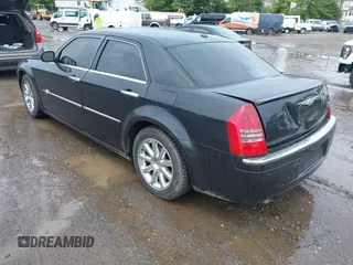 2006 Chrysler 300 C z VIN 2C3LA63H66H412270, wystawiony jako IAAI lot #42479868 z przebiegiem 143 476 mil mil oraz . Historia ofert i sprzedaży dostępna na DreamBid. Obrazek 3.