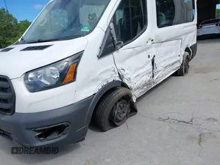 2020 Ford Transit Passenger XL z VIN 1FDZK1C82LKA79233, wystawiony jako IAAI lot #42766871 z przebiegiem 32 428 mil mil oraz . Historia ofert i sprzedaży dostępna na DreamBid. Obrazek 18.