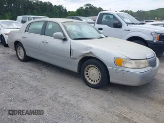 2001 Lincoln Town Car Executive z VIN 1LNHM81W31Y609414, wystawiony jako IAAI lot #42135349 z przebiegiem 213 884 mil mil oraz . Historia ofert i sprzedaży dostępna na DreamBid. Obrazek 1.