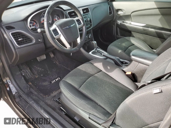 2011 Chrysler 200 Touring z VIN 1C3BC2EG6BN620492, wystawiony jako Copart lot #46485555 z przebiegiem 63 345 mil mil oraz Szkoda całkowita • Salvage title. Historia ofert i sprzedaży dostępna na DreamBid. Obrazek 8.