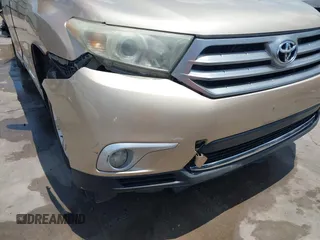 2011 Toyota Highlander z VIN 5TDBK3EH2BS042799, wystawiony jako IAAI lot #39900598 z przebiegiem 232 331 mil mil oraz . Historia ofert i sprzedaży dostępna na DreamBid. Obrazek 21.