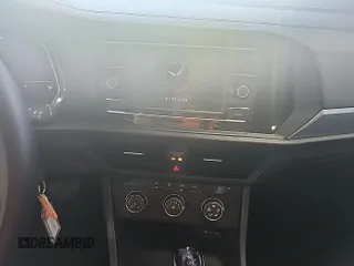 2024 Volkswagen Jetta S z VIN 3VW5M7BU5RM054887, wystawiony jako IAAI lot #42852694 z przebiegiem 25 677 mil mil oraz . Historia ofert i sprzedaży dostępna na DreamBid. Obrazek 12.