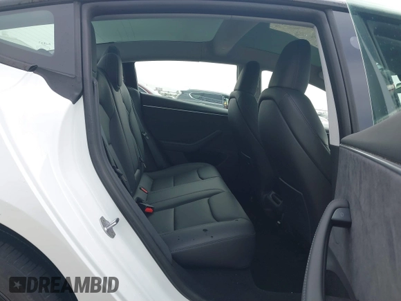 2025 Tesla Model 3 Long Range z VIN 5YJ3E1EB9SF904223, wystawiony jako IAAI lot #41611201 z przebiegiem 690 mil mil oraz . Historia ofert i sprzedaży dostępna na DreamBid. Obrazek 8.