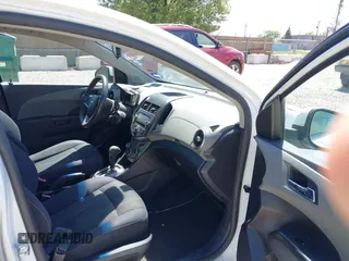 2012 Chevrolet Sonic LT z VIN 1G1JC5SH8C4176795, wystawiony jako IAAI lot #42291906 z przebiegiem Nie podano mil oraz . Historia ofert i sprzedaży dostępna na DreamBid. Obrazek 5.