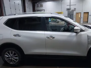 2018 Nissan Rogue SV z VIN 5N1AT2MV5JC840994, wystawiony jako IAAI lot #42145045 z przebiegiem 75 238 mil mil oraz . Historia ofert i sprzedaży dostępna na DreamBid. Obrazek 13.