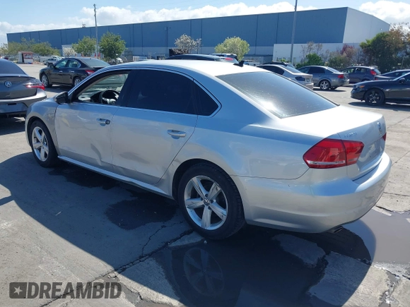 2012 Volkswagen Passat SE z VIN 1VWBP7A36CC068499, wystawiony jako IAAI lot #41932731 z przebiegiem 208 896 mil mil oraz . Historia ofert i sprzedaży dostępna na DreamBid. Obrazek 3.